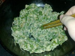 用筷子迅速划炒，把蛋液搅散。

炒至蛋液凝固。