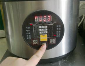 用电压锅压至红豆软烂。