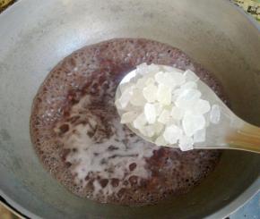 此时倒出的红豆还有不少水份。

倒入锅里水开后放入冰糖。

锅里加一点点盐提甜味。