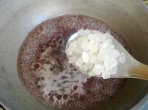 此时倒出的红豆还有不少水份。

倒入锅里水开后放入冰糖。

锅里加一点点盐提甜味。