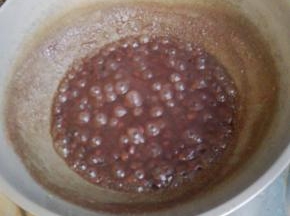熬制水份耗干，汤变得粘稠，起大泡的时候关火。