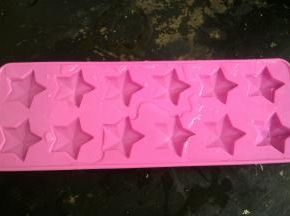 冰格里加入晾冰的白开水，冻成冰块。