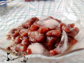 冻好后把凉掉的蜜红豆浇在冰块上。