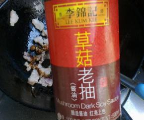 倒入老抽、醋、料酒。