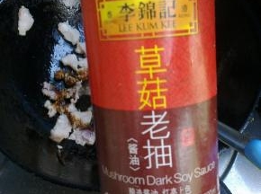 倒入老抽、醋、料酒。