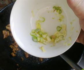 倒入葱姜蒜翻炒。