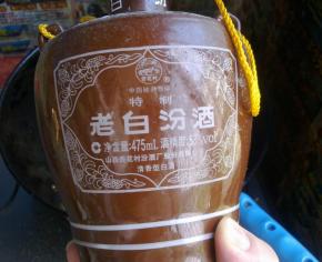 倒入些白酒去腥提香。