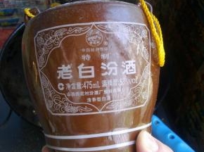 倒入些白酒去腥提香。