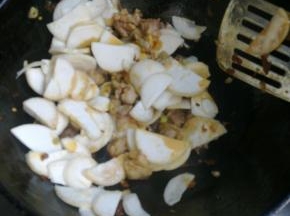 倒入些白酒去腥提香。倒入杏鲍菇翻炒片刻。