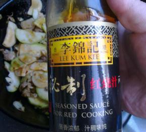 倒入些白酒去腥提香。倒入杏鲍菇翻炒片刻。再加入西葫芦翻炒。倒入适量红烧汁提色。