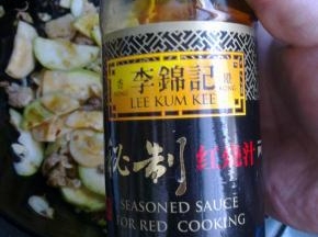 倒入些白酒去腥提香。倒入杏鲍菇翻炒片刻。再加入西葫芦翻炒。倒入适量红烧汁提色。