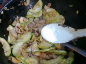 最后加适量盐调味。