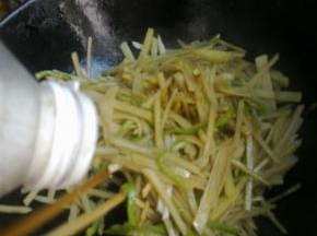 入适量盐搅匀。