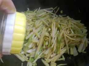 临出锅前加适量味精。