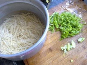 土豆丝切好泡在水里备用，尖椒也切成丝。