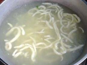 面条下锅煮熟。