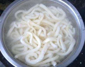 把煮好的面条过两次冷水，要冰透。

捞出控干。