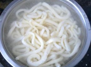 把煮好的面条过两次冷水，要冰透。

捞出控干。