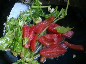 再加入西红柿翻炒出汁。