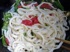 把面条下进去炒。