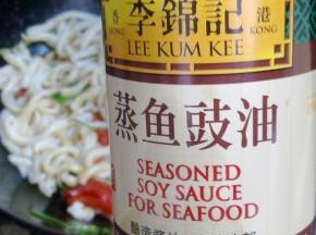 放入适量生抽。

再翻炒均匀。