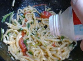 关火。

放入适量味精。