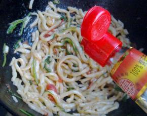 倒入适量香油。