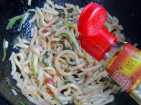 倒入适量香油。