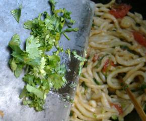 加入适量香菜拌匀。