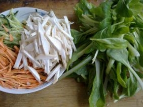 黄瓜，胡萝卜，杏鲍菇切成丝。

小油菜洗净备用。