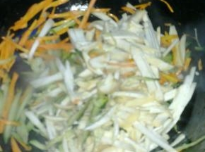 下入杏鲍菇翻炒。