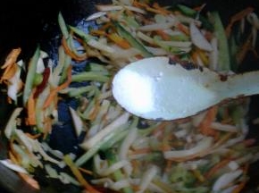 加入适量盐，继续中火翻炒。