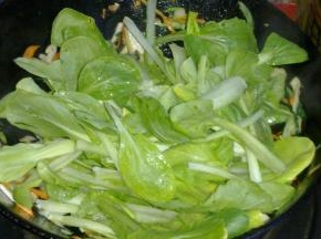 最后加入小油菜翻炒至软。