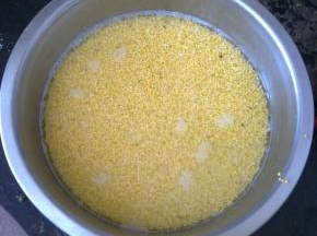 小米洗干净，一定要多洗几次。