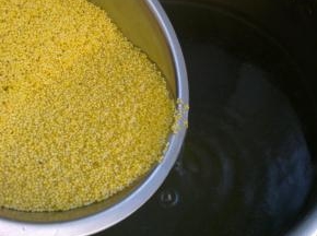 锅里水开后下入小米。