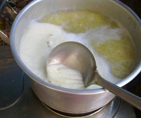 水再次沸腾后把表面滚起的浮沫用勺子撇掉。

中火熬40分钟左右，稀饭变稠即可。