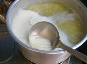 水再次沸腾后把表面滚起的浮沫用勺子撇掉。

中火熬40分钟左右，稀饭变稠即可。