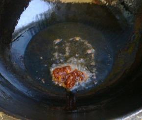 锅里倒油，下入郫县豆瓣酱炸出红油。