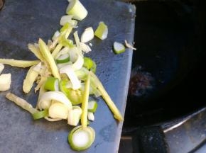 再加入葱姜蒜炸香，微微变色。