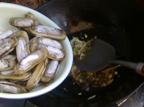 把控干水的蛏子下入翻炒。