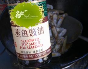 倒入适量生抽。