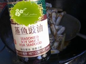 倒入适量生抽。