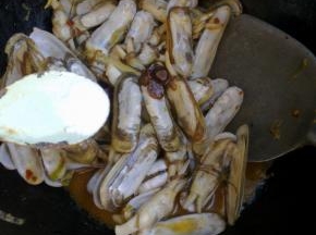 放入适量盐翻炒。