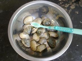 把蛤蜊用盐水泡至过夜，用清水洗净，然后再用牙刷把外壳刷干净。