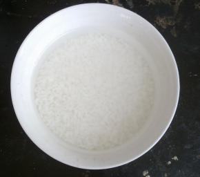 大米洗净，用水泡三小时。