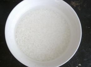 大米洗净，用水泡三小时。