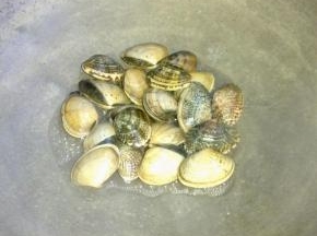 用一口无油无水的锅，把控干水的蛤蜊直接放进去干烘，直至蛤蜊张口。

期间要不停的摇晃锅底。