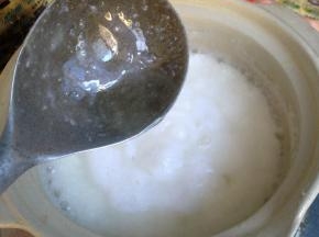 等水沸腾后，改成中火，并且倒入色拉油搅拌均匀。