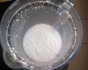 把泡好的米用料理机打碎，然后加水放进砂锅里大火煮。