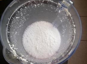 把泡好的米用料理机打碎，然后加水放进砂锅里大火煮。